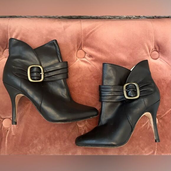 Facade Shoes - Facade  black leather booties Cameron  size 7 EUC
